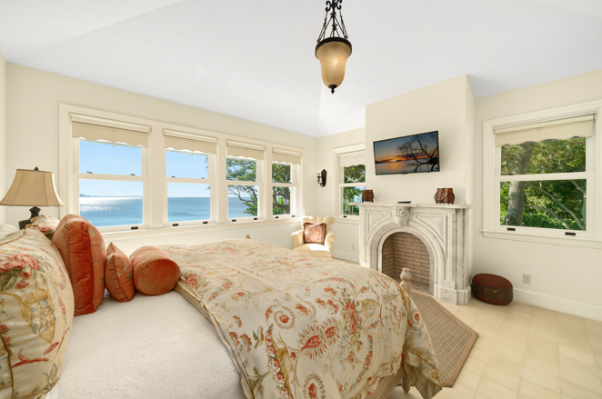 Así es el complejo de lujo Arsht Estate. También dispone de una casa de huéspedes, situada sobre un garaje con espacio para tres vehículos, que incluye dos dormitorios y una estructura adicional con dos baños completos.