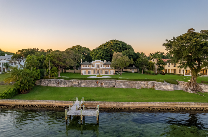 Así es el complejo de lujo Arsht Estate. El complejo residencial de puro lujo, que salió a la venta en enero de este año por 150 millones de dólares, pertenecía a Adrienne Arsht, una de las líderes empresariales y filántropas más veneradas de los Estados Unidos.