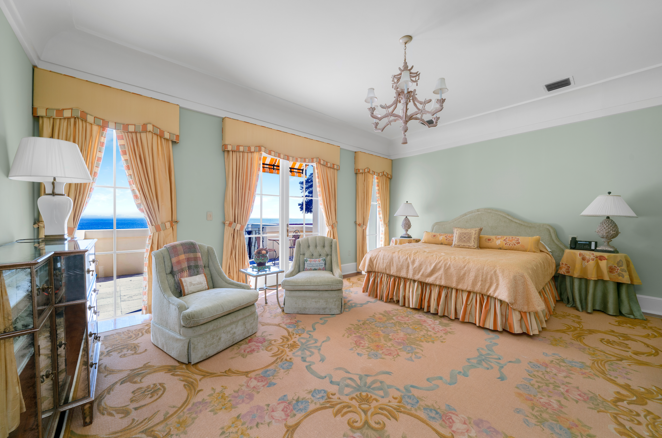 Así es el complejo de lujo Arsht Estate. Además, también hay una casa de huéspedes situada sobre un garaje con capacidad para seis vehículos que suma dos dormitorios, dos baños, un gimnasio y una oficina. En la zona exterior destaca una piscina con zona de solárium y una cancha de tenis iluminada.