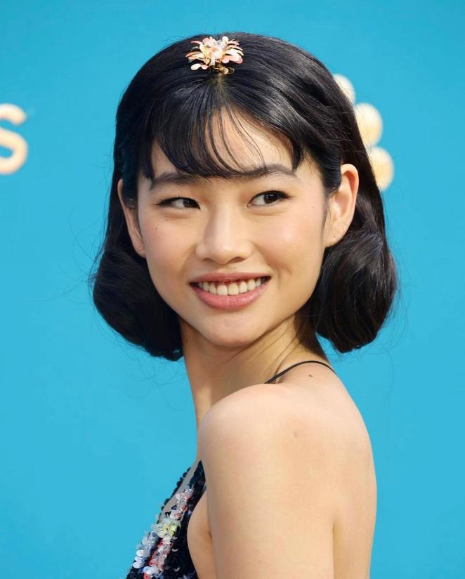 HoYeon Jung. La modelo y actriz surcoreana HoYeon Jung, conocida por su papel en la serie 'El juego del calamar' ha acompañado su vestido de Louise Vuitton con un original broche floral en el pelo.