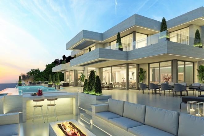 Una villa de lujo frente al mar en Jávea. La vivienda viene con sistema de domótica y control integrado, persianas automáticas, calefacción por suelo radiante, aire acondicionado y carpintería de doble acristalamiento para asegurar la comodidad del hogar. Y, para garantizar la seguridad, cuenta con un sistema de cámaras y control de acceso.