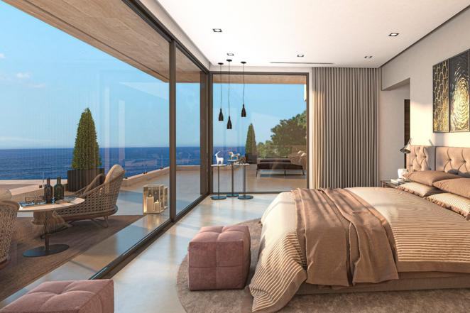 Una villa de lujo frente al mar en Jávea. Esta vivienda de estilo moderno con fachada de mármol dispone de cinco dormitorios, cinco cuartos de baño completos y un aseo, así como de un garaje con capacidad para tres vehículos.