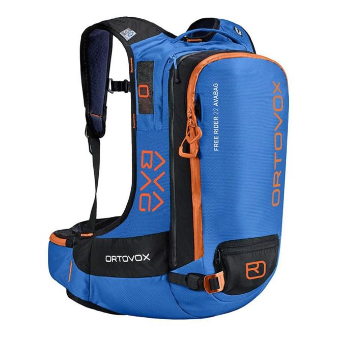 Mochila con Airbag Ortovox Free Rider AVABAG Kit 22L. Cuenta con protector de espalda SPS FLEX, que combina el sistema de respaldo y el protector en una unidad flexible. Tiene ocho almohadillas que permanecen cómodamente flexibles incluso en el frío, el protector certificado por TÜV se adapta al cuerpo y absorbe el impacto a través del endurecimiento inmediato de la espuma. El ancho del cinturón de cadera de esta mochila de avalancha asegura un ajuste seguro en la espalda. Cuenta con 22 litros de volumen totalmente utilizables alrededor de la unidad AVABAG. En Deporvillage.com por 699,95 euros.