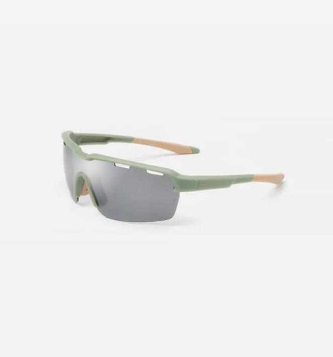 Gafas con lentes polarizadas. Gafas de sol de estilo envolvente, con montura de color moGreen Sage y lentes deportivas en tono gris espejado. 39 euros en Born Living yoga.