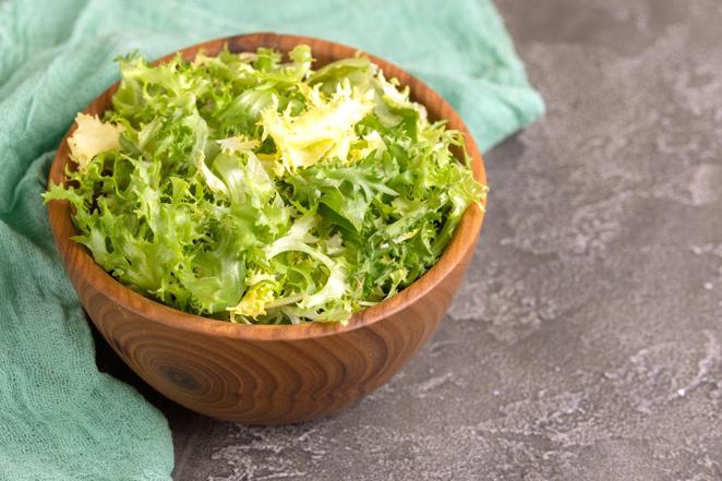 Escarola. Lechuga, escarola... ¿Cuál es la que más usas? Mientras que la primera tiene un aporte calórico de 16 por cada 100 gramos de producto, la escarola es todavía más baja, con 12 kcal.
