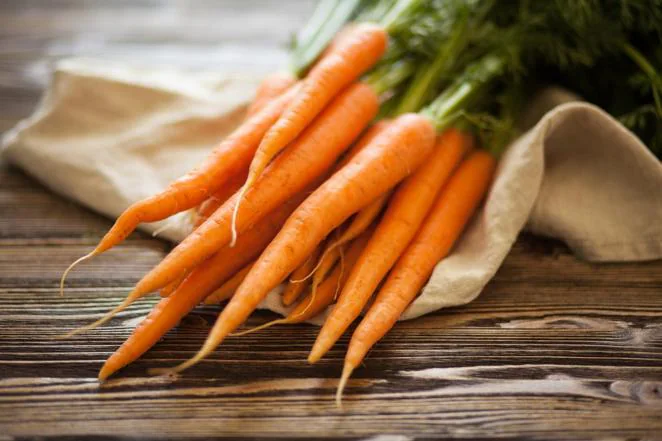 Zanahoria. La <a href="https://www.abc.es/bienestar/alimentacion/recetas-saludables/abci-receta-irresistibles-galletas-zanahoria-chef-bosquet-202002070235_video.html">zanahoria</a>, además de ser un vegetal muy rico en minerales y vitaminas A, B o C, es muy baja en calorías: 34 kcal por cada 100 gramos de producto comestible.