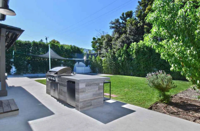Así es la vivienda que vende Macaulay Culkin. La zona exterior, que es una maravilla, ofrece una piscina, jacuzzi, un amplio jardín en el que tomar el sol, jugar o practicar deporte, una barbacoa, un bar y un comedor exterior en el que celebrar cenas con amigos y familiares.