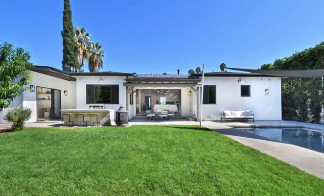 Así es la vivienda que vende Macaulay Culkin. Por eso no es de extrañar que apenas dos meses después la pareja haya decidido poner a la venta su inmueble del barrio Studio City, una casa de campo por la que piden 3,2 millones de dólares (unos 3,21 millones de euros al cambio actual), alrededor de 700.000 dólares más de lo que pagaron por ella hace poco más de tres años.