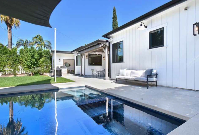 Así es la vivienda que vende Macaulay Culkin. La vivienda, construida de nuevas en 2019, está escondida en una parcela de un cuarto de acre protegida por altas paredes y cámaras de seguridad, por lo que es perfecta para aquellos que busquen, por encima de todo, privacidad.