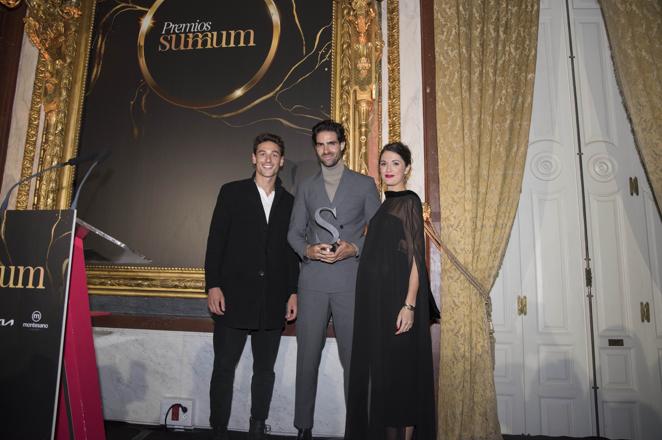 Los mejores momentos de los Premios Summum 2022. Mariano Ontañón, Juan Betancourt y María I. Ortiz durante la entrega de premios.