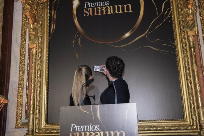 Los mejores momentos de los Premios Summum 2022. Momento selfie con Laura Pintos y José Lorente.