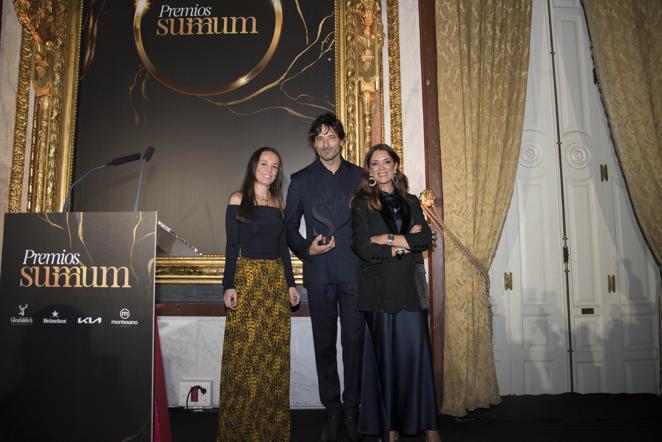 Los mejores momentos de los Premios Summum 2022. Andrés Velencoso, galardonado con el premio Especial Emprendedores 2022, junto a Blanca Corcina, comercial de Vocento, y María Sañudo, directora de marketing de Cortefiel.