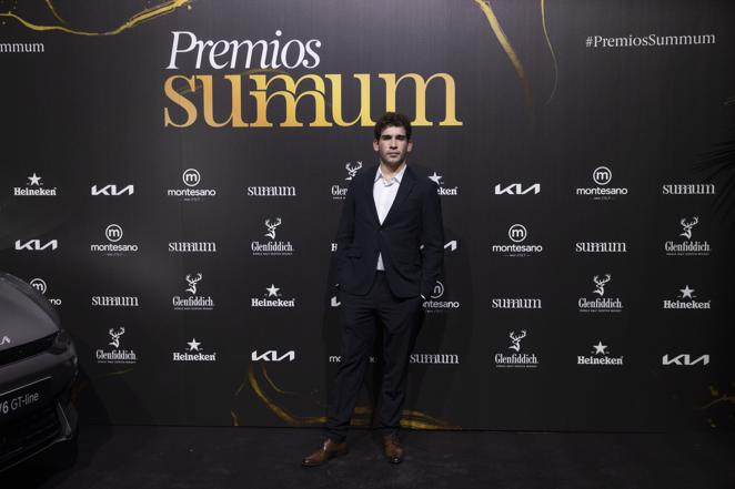 En photocall, José Lorente, hermano de Jaime Lorente, que no pudo acudir a la gala. Fue el encargado de recoger el Premio Summum 2022 en nombre de su hermano, que además es portada de la revista del número de noviembre.