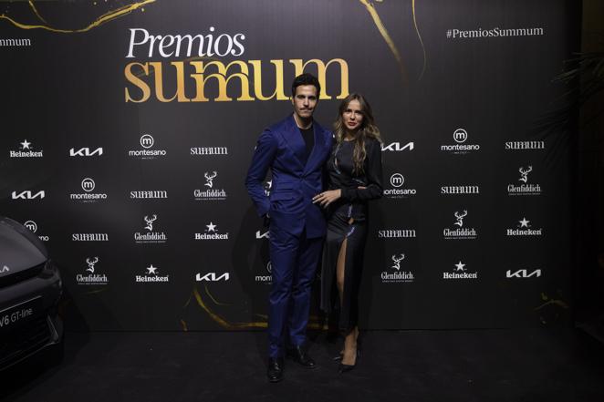 En el photocall de los Premios Summum, Juan Yanes junto a su mujer Maty Fenoy.