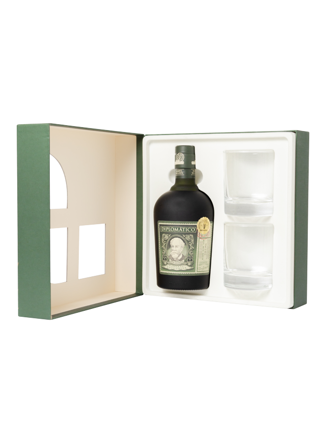 Diplomático Reserva Exclusiva. Este pack especial formado por una botella de ron Diplomático Reserva Exclusiva y dos vasos Old Fashioned se convierte en una apuesta segura para las sobremesas navideñas por su equilibrio y suavidad en el paladar, con notas dulces de caramelo, y por sus aromas de cáscara de naranja, caramelo y regaliz pudiendo degustarse solo con hielo, o en cócteles.PVP: 54€