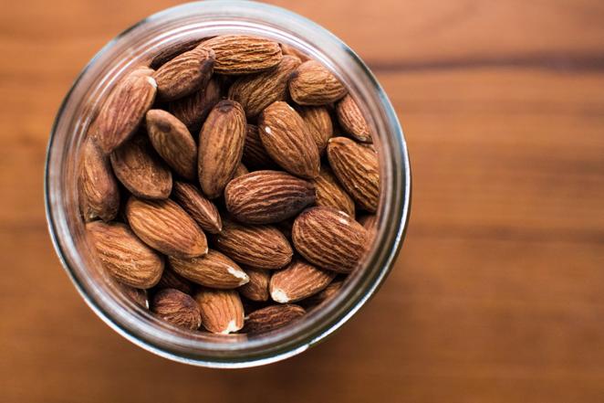 Almendra. Las almendras destacan por su alto contenido de vitamina E, antioxidante natural, por sus vitaminas del grupo B y por su fibra (si se consumen con piel, sobre todo). También son ricas en calcio, fósforo y magnesio.