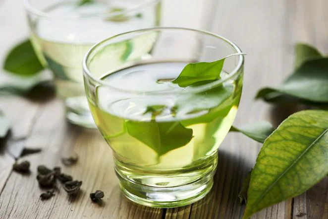 Té verde. Algunas propiedades que se atribuyen al té verde tienen que ver con su contenido en sustancias bioactivas polifenólicas (catequinas) tales como la galato epigalotocatequina (EGCG), la epicatequina y el galato de epicatequina, que tienen propiedades antioxidantes.
