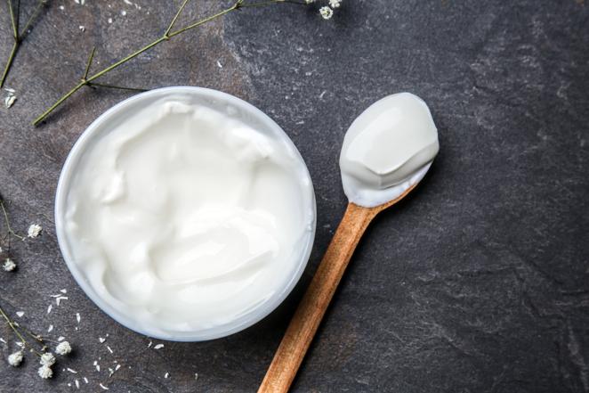 Yogur. El <a href="https://www.abc.es/bienestar/alimentacion/abci-yogur-201910091012_noticia.html" target="_blank">yogur </a>contiene vitaminas del grupo B (B1, B2, B3, B6, B9 y B12), vitamina A y vitamina E. Además, la presencia de esteroles vegetales en este alimento supone una ayuda para mantener el colesterol en niveles saludables.