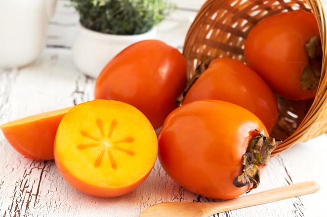 Caqui. Esta fruta, también conocida como palosanto, tiene un 84% comestible, contiene 171 mg de potasio de cada 100 gramos y 21 mg de calcio por cada 100 gramos. Los caquis, que deben consumirse maduros para que su textura sea agradable al paladar y no den textura de rugosidad, están compuestos por un 93% de carbohidratos, por lo que una pieza de esta fruta aporta la energía suficiente para todo un día.