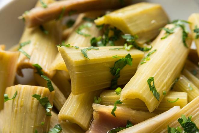 Cardo. El cardo es un producto de invierno típico de la gastronomía del norte de España. Se consumía mucho en el pasado y está volviendo a ser de moda por sus calidades nutritivas, según los expertos de Soy de temporada. Para sacarles el mejor partido debemos limpiar bien el cardo, usar un bol con agua y perejil para sumergirlo y que no se oxide. El proceso se completaría con un primer blanqueado del vegetal.