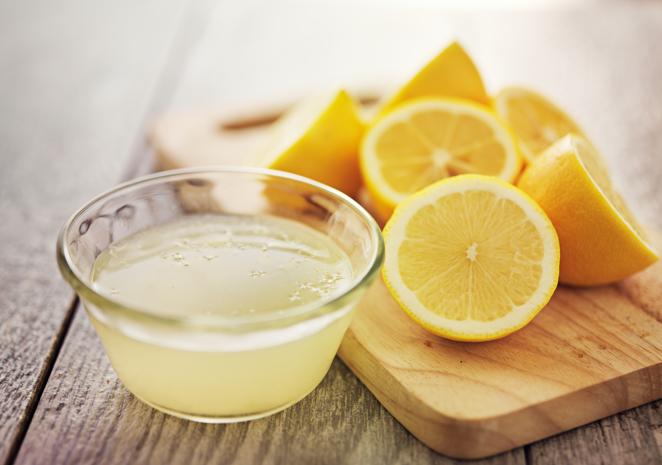 Limón. El limón puede encontrarse todo el año, pero es fundamental evitar las piezas que se presenten deshidratadas o blandas. Al igual que la lima, es una fruta rica en vitamina C y tiene propiedades antioxidantes. Un truco para guardar el limón y evitar que se reseque es tapar la mitad con la otra que hayamos cortado, uniéndolas con un palillo.