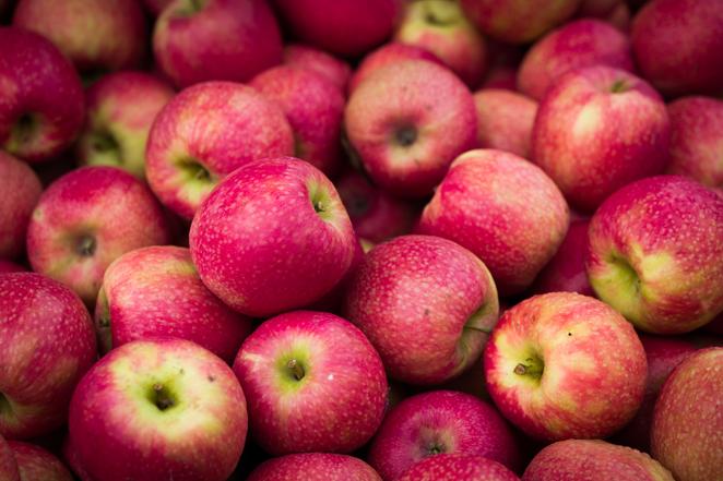 Manzana. Esta fruta destaca por su carácter antioxidante pues es rica en fitoquímicos, catequinas o quercitina, que evita el envejecimiento prematuro de las células y además ayudan a reducir los niveles de azúcar en sangre, por lo que es una fruta que sería recomendable para los diabéticos. Su contenido en potasio ayuda al equilibrio hídrico, ayuda a reducir la acumulación de líquidos y permite controlar los niveles de tensión arterial.