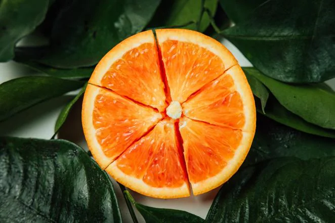 Naranjas. Media naranja aporta cerca de 50 mg de calcio por cada 100.
