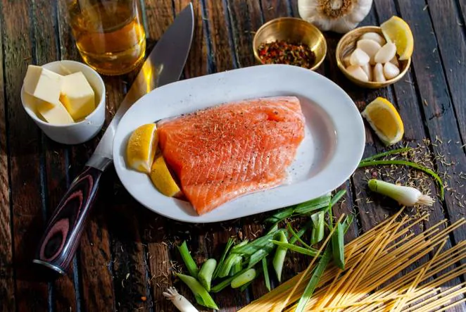 Salmón. Al tratarse de un pescado azul, el salmón es rico en calcio, concretamente tiene 181 mg por cada 100 gramos. ¡Súmalo a tu menú!