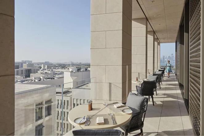 Terraza con vistas. El Hotel Mandarin Oriental Doha está situado en el centro de la capital qatarí, en la mayor plaza cubierta al aire libre de Oriente Medio, y ofrece unas espectaculares vistas de toda la ciudad.