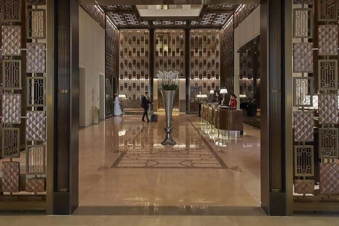 Privacidad en su estancia en el lujoso hotel qatarí. David Beckham no ha compartido ninguna imagen hasta el momento de su estancia en el lujoso Mandarin Oriental Doha. Según publica el 'Daily mail' un coche le esperaba en la salida privada del hotel, para no ser visto.