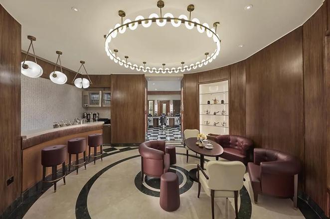 Barbería de lujo. Otro de los espacios con los que cuenta el hotel es una barbería en la que David Beckham podría haberse arreglado su barba o su corte de pelo.