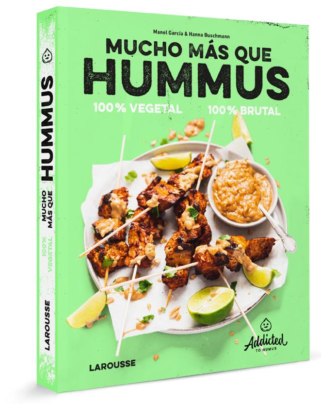 Mucho más que hummus. Manel y Hannan son una pareja de viajeros incansables a los que les encanta rastrear los puestos de comida callejera, allá donde los lleva su furgoneta. Hace unos años adoptaron el veganismo «de la noche a la mañana» y dieron rienda suelta a su imaginación, introduciendo en sus recetas los ingredientes e ideas que habían descubierto en sus viajes por el mundo. Y decidieron compartirlas en 'Addicted to humus', una cuenta que empezó a sumar miles y miles de seguidores, hasta los más de 160K actuales. La riqueza y colorido de sus fotos y la frescura de sus recetas han dado el salto al papel y Larousse Editorial presenta 'Mucho más que hummus', un libro que se antoja delicioso desde la misma cubierta, donde queda bien clara la propuesta: 100% vegetal, 100% brutal. Un regalo ideal para los amantes de este tipo de cocina. Precio: 20,85€