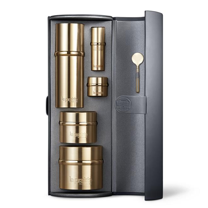 Set Pure Gold de La Prairie. Cualquier amante de la belleza de lujo estará encantado con este exclusivo set que auna lo mejor de la gama Pure Gold de La Praire, una de las más exclusivas de la firma. Esta colección mejora la luminosidad de la piel al instante y a largo plazo. Ayuda a revitalizar el aspecto de la piel, al tiempo que favorece la sensación de aumento de volumen gracias a su intensa hidratación. El resultado es una piel revitalizada, restaurada, nutrida: una piel que irradia la belleza de la luz dorada del atardecer. El set está compuesto de cinco piezas, incluye el sérum Pure Gold Radiance Concentrate y Pure Gold Radiance Cream en dos tamaños y una unidad de Pure Gold Radiance Eye Cream, en tamaño normal. El ritual viene presentado en una caja de diseño atemporal, concebida según los códigos de la Bauhaus: forma y función en perfecta armonía. Precio: 2.173€