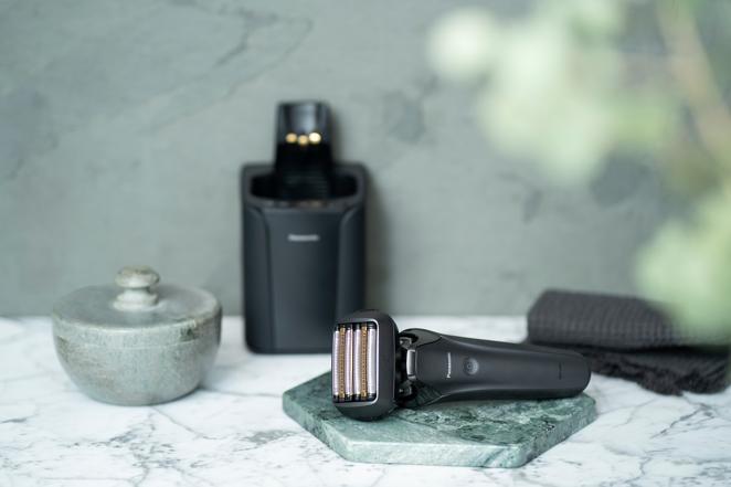 Afeitadora Panasonic Serie 900+. Por primera vez, Panasonic incorpora una afeitadora de 6 cuchillas en su gama para una mayor precisión en el afeitado. Se trata de la nueva Serie 900+ y 900, dispositivos diseñados para hacer frente a las barbas más duras y densas, estas afeitadoras cortan hasta el 80% de los pelos en una sola pasada y proporcionan una suavidad duradera incluso después de ocho horas. También cortan cuatro veces más pelos difíciles, largos y planos en una sola pasada. Entre las características principales encontramos su novedoso sensor de densidad, el motor ultrarrápido o la ingeniería de las cuchillas. El modelo ES-LS9A incluyen además una estación que, con tan solo pulsar un botón, limpia y carga la afeitadora. Un regalo de lujo que con el que sin duda acertarás. Precio: 449€