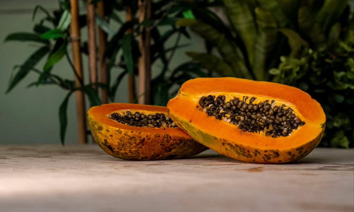 Papaya. La pulpa dulce de esta fruta la hace perfecta para formar parte de nuestra dieta. Por cada 100 gramos de papaya, su aporte calórico es de 43 calorías.