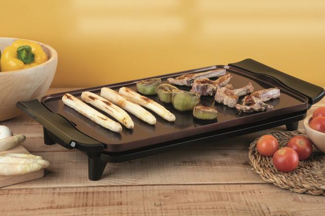 Para los más cocinitas. Quien ama estar en los fogones, valora sobremanera cualqueir gadget nuevo. Esta plancha 100% de Jata Senses hecha en España y tiene máxima potencia y antiadherencia que permite sentir la cocina como nunca antes.