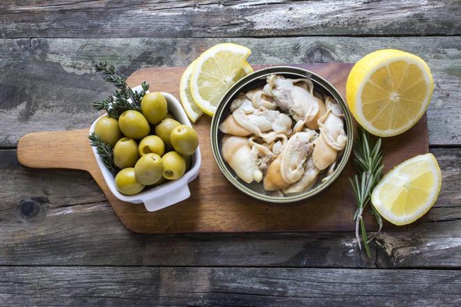 Almejas en conserva. Los moluscos bilvalvos en conserva también son ricos en hierro. Por ejemplo, las almejas, cuentan con 25,6 mg de hierro por cada 100 gramos de alimento.