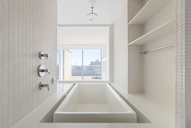 Así es el ático que ha vendido Alessandra Ambrosio. El apartamento de dos dormitorios, dos cuartos de baño completos y un aseo se encuentra dentro de The Whitney, una torre de 29 pisos construida a mediados de la década de 1980.