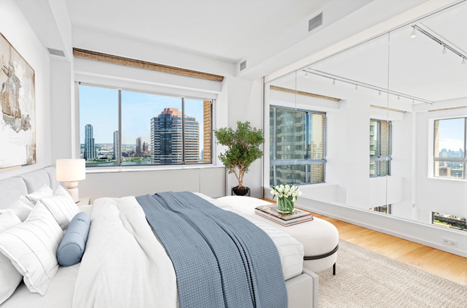 Así es el ático que ha vendido Alessandra Ambrosio. Por su parte, la habitación principal situada en el segundo piso tiene una pared de vidrio que da a la sala de estar y el baño principal adjunto cuenta con una bañera ubicada bajo una ventana que permite relajarse mientras se observa el horizonte de la ciudad.