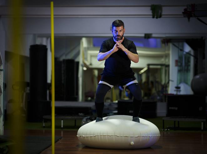 'Waff'. Si tienes más espacio, estos cojines que vienen de Estados Unidos son una gran inversión. Con ellos entrenan caras tan conocidas como las Kardashian y hacen trabajar sobre todo la parte inferior y el 'core'. El 'waff' es muy divertido y versátil, y hay muchos ejercicios que puedes realizar con él, combinándolo con mancuernas y otros elementos. Precio: 72€