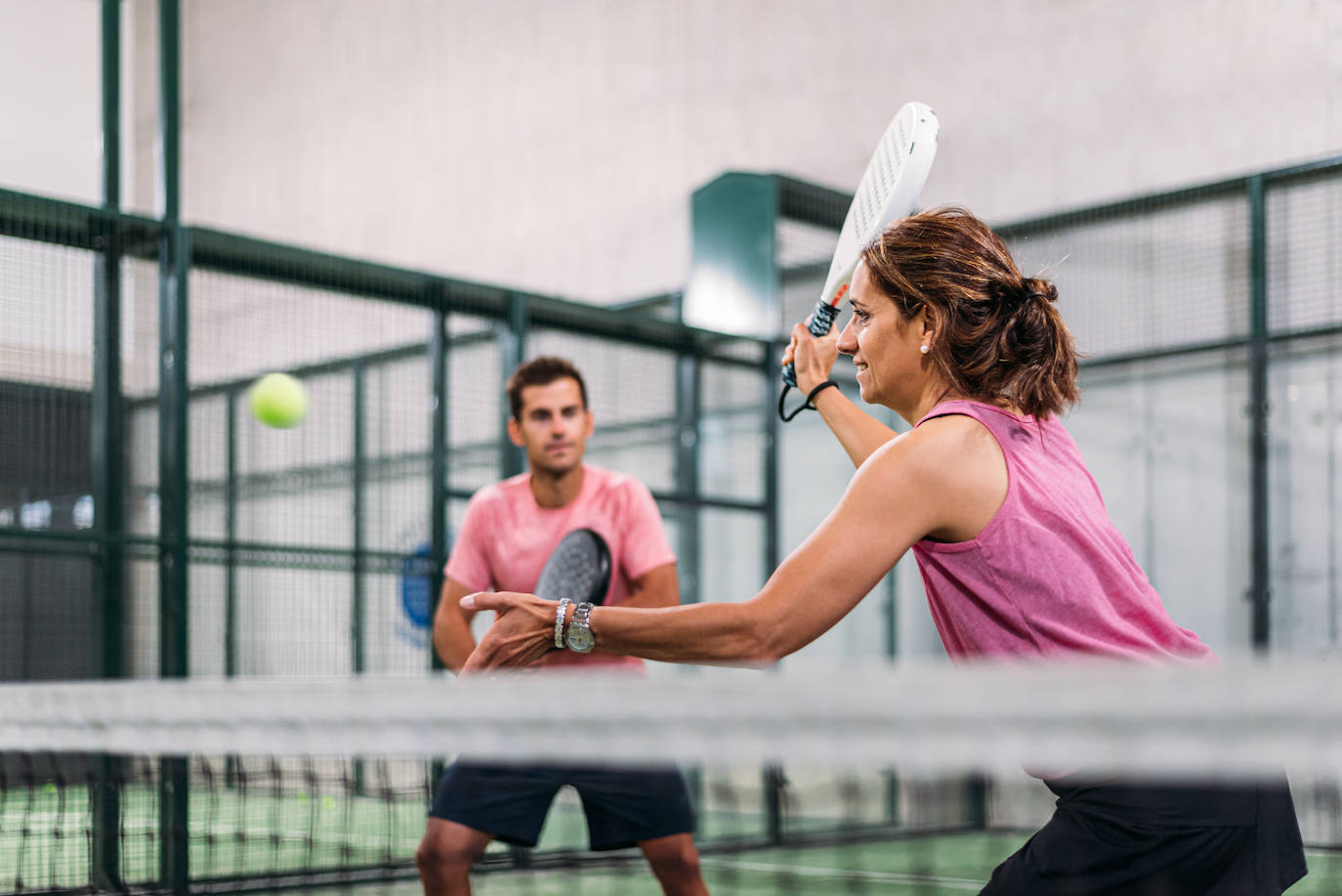 Día de pádel. Esta es una opción muy atractiva para aquel ser querido que sea activo. El pádel es un deporte que divertido y sencillo, no hace falta haber jugado antes para pasar unas horas de lo más entretenidas.