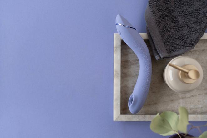 Womanizer OG. Este vibrador se dirige al punto G utilizando la tecnología Pleasure Air, patentada por la marca, que crea ondas pulsantes y una suave succión que lleva a las personas con vulva a un tipo de orgasmo extraordinariamente nuevo. Precio: 199€