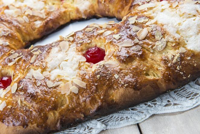 Roscón sin relleno. ¿Quién puede resistirse a este postre tan típico el día de Reyes? Tiene 11 gramos de grasas, de las que 2,8 son saturadas. De los 52 gramos de hidratos de carbono (por cada 100 gramos), el roscón está compuesto de 23 gramos de azúcar.