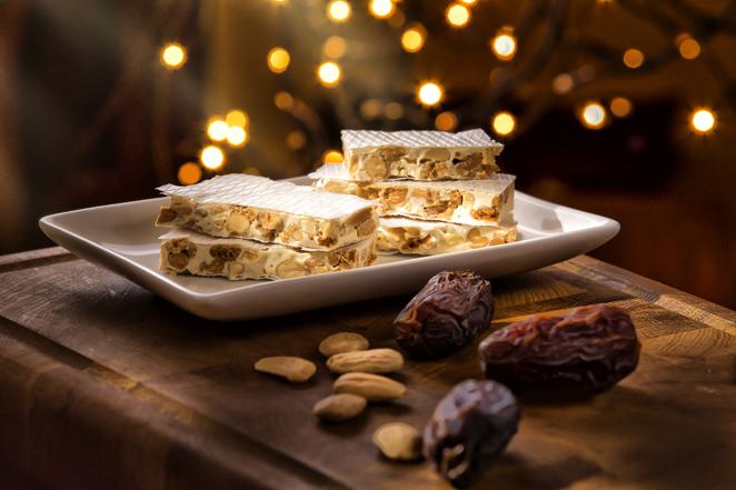 Turrón Jijona. Este dulce que casi nunca falta en las bandejas de dulces navideños aporta 533 Kcal por cada 100 gramos de turrón de Jijona. Tienen 31,1 gramos de grasas de los que 3 gramos son saturadas. Además, de los 46 gramos de hidratos de carbono, 45,1 son saturadas.