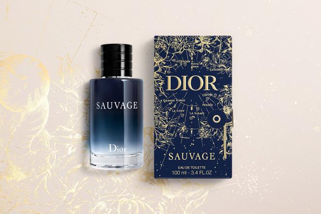 Sauvage Eau de Toilette Edición limitada de Dior (109 €, 100 ml). Sauvage, el icónico perfume masculino, se decora con una mágica carta celeste: diseñada por Pietro Ruffo para Dior, entrelaza constelaciones y flores en una abundante armonía. El toque final de este estuche regalo de Sauvage Eau de Toilette es un cordón dorado. Fresca y amaderada, Sauvage es una eau de toilette memorable, con una estela elaborada en torno a notas cítricas de bergamota y ambroxán.