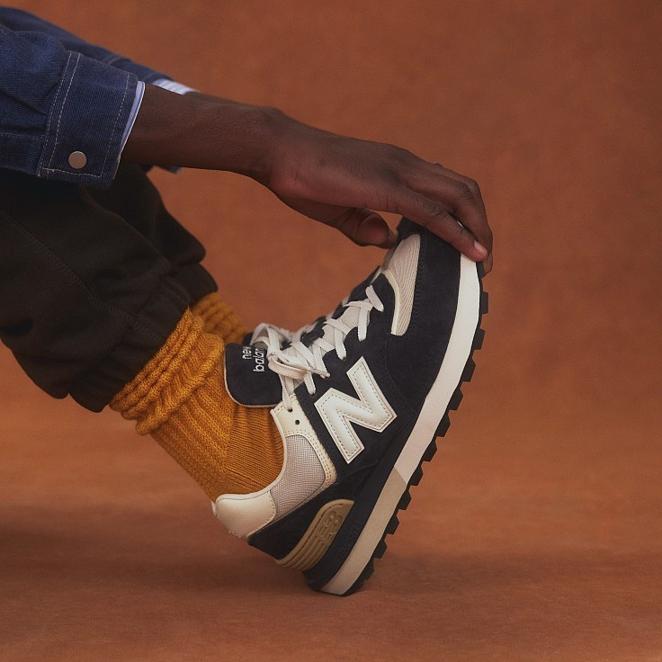 New Balance 574. Aunque New Balance ha conseguido que muchos de sus modelos sean apetecibles esta Navidad, quizá una de las más especiales sea la 574, uno de los clásicos de la marca por su estilo tradicional. Precio: 120 euros.