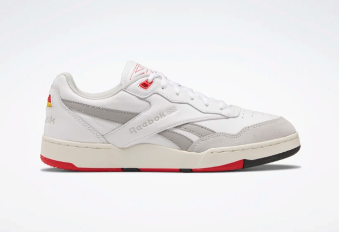 Reebok BB 4000 II. Nacida en las pistas de baloncesto, tiene un marcado estilo retro que ha sido rediseñado con color en los cordones, la suela y los pespuntes. Tan sencilla y tan actual al mismo tiempo. Precio: 110 euros.