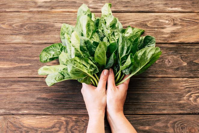 Espinaca. Contiene vitamina A, vitamina C, vitamina E, vitamina K y vitaminas del grupo B (B6, B2 y B1) y ácido fólico (vitamina B9), además de ser una buena fuente de potasio, lo que propicia la disminución de la presión arterial, y magnesio, necesario para el mantenimiento de la función muscular y nerviosa y el metabolismo energético.