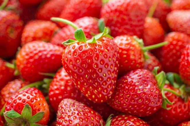 Fresa. Las <a href="https://www.abc.es/bienestar/alimentacion/abci-fresa-201909240903_noticia.html" target="_blank">fresas </a>destacan por su aporte en calcio (25 mg por cada 100 gramos), potasio (190 mg), fósforo (26 mg), magnesio (12 mg) o hierro (0,8 gramos). Sin embargo, si por algo destaca esta fruta es por ser rica en <a href="https://www.abc.es/bienestar/alimentacion/abci-nutrientes-necesita-mujer-partir-40-anos-202212012245_noticia.html" target="_blank">vitamina C</a>, concretamente 60 mg por cada 100 gramos del alimentos, convirtiéndose con esta cantidad en una se las frutas con mayor aporte de esta vitamina.