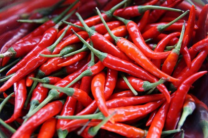Guindilla. Una pena que no aguantemos el sabor de una guindilla porque sus niveles de vitamina C son muy altos: según datos de la Bedca, la guindilla picante contiene 143,7 mg por cada 100 gramos. Además, es rica en <a href="https://www.abc.es/bienestar/alimentacion/abci-vitamina-202207260910_noticia.html" target="_blank">vitamina A</a> (95,33 ug) y calcio (14 mg).